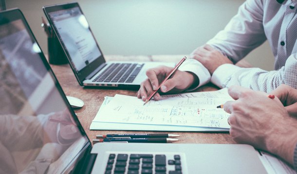 "Um espaço para pequenos empreendedores ou trabalhadores autônomos que buscam a estrutura de um escritório bem equipado ao mesmo tempo em que reduzem seus custos estruturais. Esta seria uma boa definição para explicar o conceito de coworking até um ano e pouco atrás. Não mais. Atualmente, nesses espaços é cada vez mais comum a presença de equipes de grandes empresas trabalhando em conjunto com pequenos times de startups", diz Vitor Perez, sócio da Kyvo; "A explicação dessa mudança passa pela necessidade de as empresas estarem mais perto das startups"