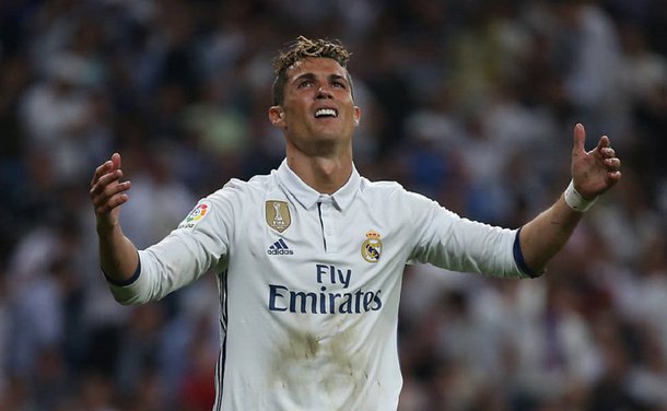 O campeão espanhol Real Madrid disse nesta quarta-feira ter confiança de que seu astro Cristiano Ronaldo, acusado de cometer evasão fiscal no país, agiu legalmente; procuradores espanhóis apresentaram uma ação civil acusando o jogador de ter sonegado 14,7 milhões de euros ao Fisco da Espanha entre 2011 e 2014, ocultando sua renda de direitos de imagens; "O Real Madrid tem confiança total em nosso jogador Cristiano Ronaldo, que entendemos ter agido de acordo com a legalidade em relação ao cumprimento de suas obrigações fiscais", disse o time em um comunicado oficial publicado em seu site
