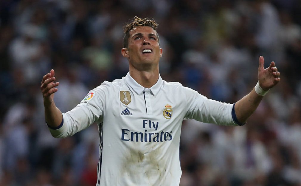 O campeão espanhol Real Madrid disse nesta quarta-feira ter confiança de que seu astro Cristiano Ronaldo, acusado de cometer evasão fiscal no país, agiu legalmente; procuradores espanhóis apresentaram uma ação civil acusando o jogador de ter sonegado 14,7 milhões de euros ao Fisco da Espanha entre 2011 e 2014, ocultando sua renda de direitos de imagens; "O Real Madrid tem confiança total em nosso jogador Cristiano Ronaldo, que entendemos ter agido de acordo com a legalidade em relação ao cumprimento de suas obrigações fiscais", disse o time em um comunicado oficial publicado em seu site
