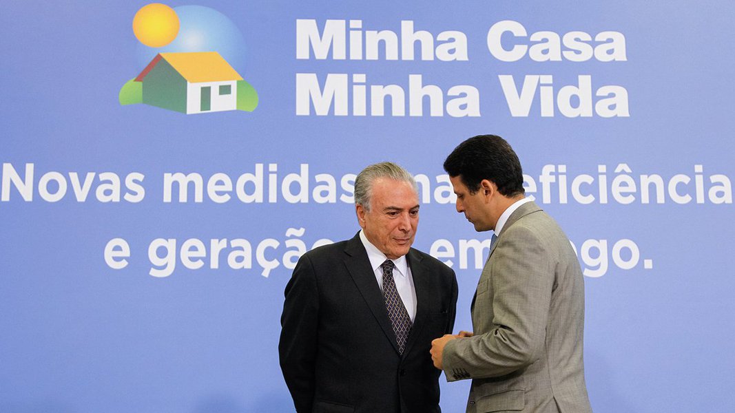 O ministro das Cidades, Bruno Araújo, é o primeiro a deixar o governo Temer depois do racha interno do PSDB; com sua saída, o tucano abre as portas para a reforma ministerial de Temer, que pretende ainda tirar mais um ministro do PSDB, do total de quatro; deputado pernambucano, Araújo foi quem deu o voto decisivo para que a Câmara aceitasse o pedido de impeachment contra Dilma Rousseff, o que culminou num golpe parlamentar; partido que articulou o golpe parlamentar no Brasil, destituindo a presidente eleita Dilma Rousseff, está sendo expelido do governo Temer