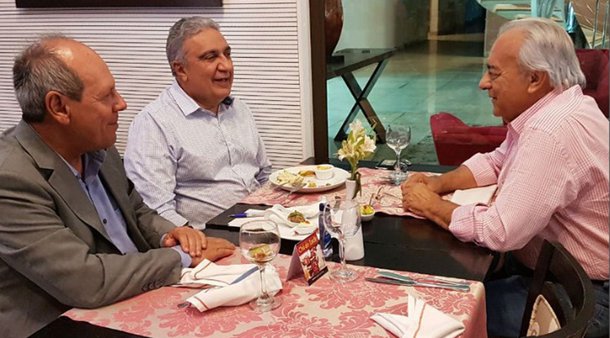 Os prefeitos das principais cidades do interior — Ronaldo Dimas(PR), de Araguaína; Laurez Moreira (PSDB), de Gurupi;  e Moisés Avelino (PMDB), de Paraíso — voltaram a se reunir, em Palmas, para discutir sobre o desenvolvimento do estado. Os três decidiram que a próxima reunião será no dia 25 e ampliada; devem ser convidados mais 15 líderes, entre eles os deputados estaduais Paulo Mourão (PT) e Osires Damaso (PSC); Dimas esteve na AL-TO para acompanhar sessão sobre empréstimos que somam R$ 573 milhões e acusou a casa de fazer "manobras" e aplicar "golpe" para prejudicar a duplicação da TO-222