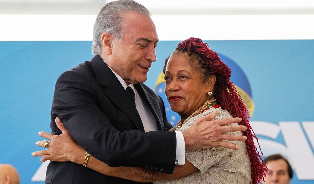 "Levada ao ministério como uma resposta aos protestos de mulheres e do movimento negro que acusavam Temer de montar um governo de homens brancos, a atuação de Luislinda Valois só reforça os estereótipos contra a mulher negra", escreve Paulo Moreira Leite, articulista do 247. "Em vez de denunciar uma portaria que enfraquece o combate ao trabalho escravo, a ministra foi batalhar por um aumento nos próprios vencimentos que deixaria seus ganhos num patamar 59 vezes maior que o salário médio das trabalhadoras negras"; diante da reação popular, a ministra desistiu do pleito pessoal e apenas confirmou que nada se pode de esperar do governo Temer em qualquer questão de interesse do povo