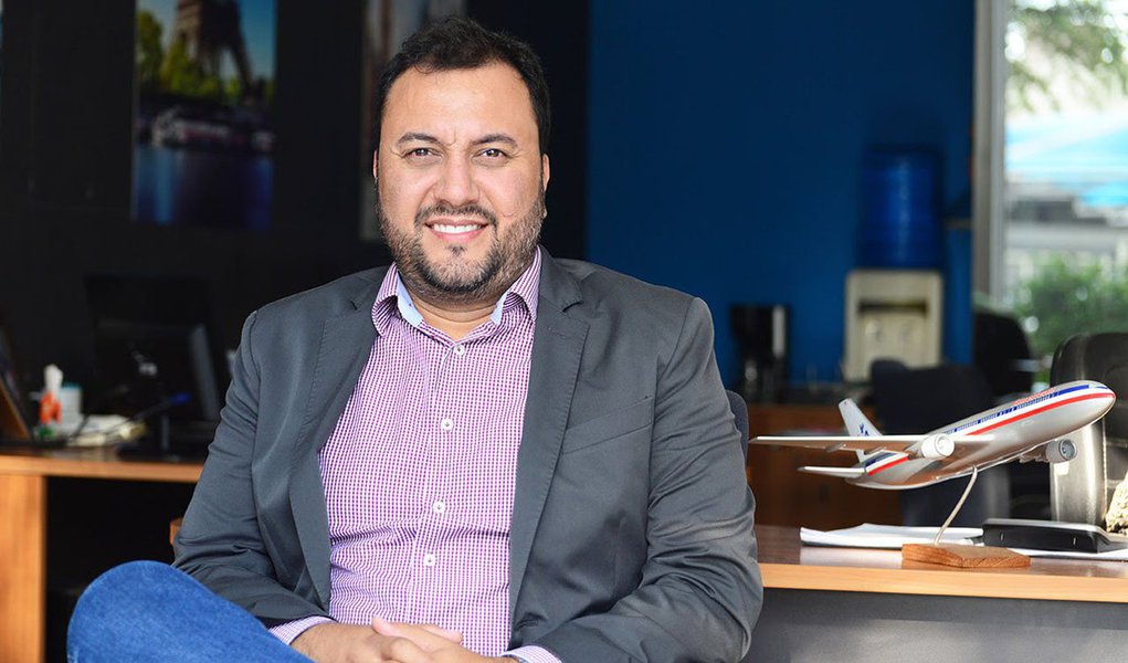 Jovem empresário mineiro,  Henrique Mol, fatura R$ 80 milhões com 4 redes de franquias que acumulam cerca 700 unidades; duas são microfranquias de baixo investimento por até R$10 mil; Mol, nascido em Minas Gerais, é o diretor executivo das redes Encontre Sua Viagem, Bidon Corretora de Seguros, Fórmula Pizzaria e a recém chegada no franchising SUAV; expectativa é que ele encerre o ano com 15% a mais do que alcançado no ano passado