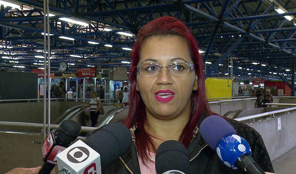 A vendedora ambulante Juliana Piva dos Santos disse que levará "até onde puder" o caso da agressão sofrida por um segurança do Metrô-SP; "Eu quero justiça, eu vou levar o caso até onde puder, porque eu estou desempregada, ela também, nós somos vendedoras ambulantes e essas coisas que a gente passa no metrô no dia a dia, eles são frenquentes, entendeu?"; de acordo com o boletim de ocorrência, a mulher estava no vagão da Linha 3-Vermelha, quando foi abordada pelo agente que exigiu que ela pegasse papeis do chão - ela tinha jogado; a mulher se recusou e os dois discutiram; o segurança a pegou “pelos braços e a retirou do vagão e também deferiu um tapa no rosto”