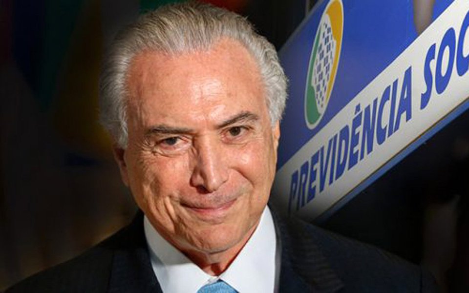 Recentemente, com a ajuda do mesmo Congresso Nacional, ele reintroduziu a semiescravidão no país com a precariza da mão de obra na reforma trabalhista. Tudo isso sem nenhuma panela batida, sem efetiva resistência das ruas. Portanto, o Tinhoso vem aí buscar sua aposentadoria. Aguarde