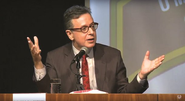 Em palestra na Academia Brasileira de Letras (ABL), o secretário de Segurança Pública e Administração Penitenciária de Goiás (SSPAP-GO), Ricardo Balestreri, disse que o modelo excludente de desenvolvimento do país é o principal responsável pela geração de criminalidade; “Os policiais são, na sua maioria, heróis que arriscam a própria vida e salvam a de cidadãos e cidadãs, mas o sistema não funciona”; para Balestreri, embora pareça uma visão romântica, o modelo de polícia de proximidade reduz em até 70% a violência e o crime em qualquer lugar do mundo