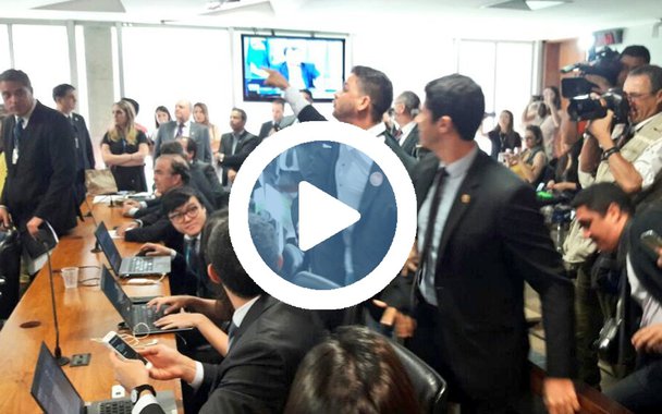 Policiais do Senado tentaram expulsar um cidadão da Comissão de Assuntos Econômicos (CAE) durante a sessão desta terça-feira 30, que discute a reforma trabalhista do governo Temer; na confusão, a senadora Vanessa Grazziotin (PCdoB-AM) chegou a ser empurrada; assista