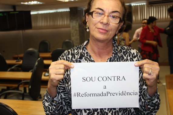 "As constantes ameaças do governo Temer, as matérias tendenciosas da grande mídia e o discurso frágil da base aliada pela aprovação das reformas Trabalhista e da Previdência não passam", segundo a deputada estadual Neusa Cadore (PT), de uma estratégia para colocar nas costas dos trabalhadores a conta da crise econômica provocada pelo "golpe parlamentar"; "A população vai às ruas neste dia 28 de abril contra as reformas do governo golpista de Temer. A greve geral vai parar o país numa demonstração de força para impedir a aprovação do pacote de maldades do governo ilegítimo que está retirando direitos da classe trabalhadora, aumentando o desemprego e jogando o país no abismo", diz a petista