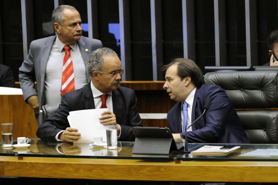 Trecho do texto sobre a reforma política, aprovada pelo Congresso permite censura a sites, sem decisão judicial, de conteúdo denunciado como "discurso de ódio, disseminação de informações falsas ou ofensa em desfavor de partido ou candidato"; segundo o texto, a publicação deverá ser suspensa "em no máximo vinte quatro horas" após a denúncia feita por qualquer usuário de internet ou rede social em canais disponibilizados pelo provedor para esse fim; proposta, aprovada nesta quinta (5), será enviada para avaliação de Michel Temer, que decidirá sobre a sanção do texto