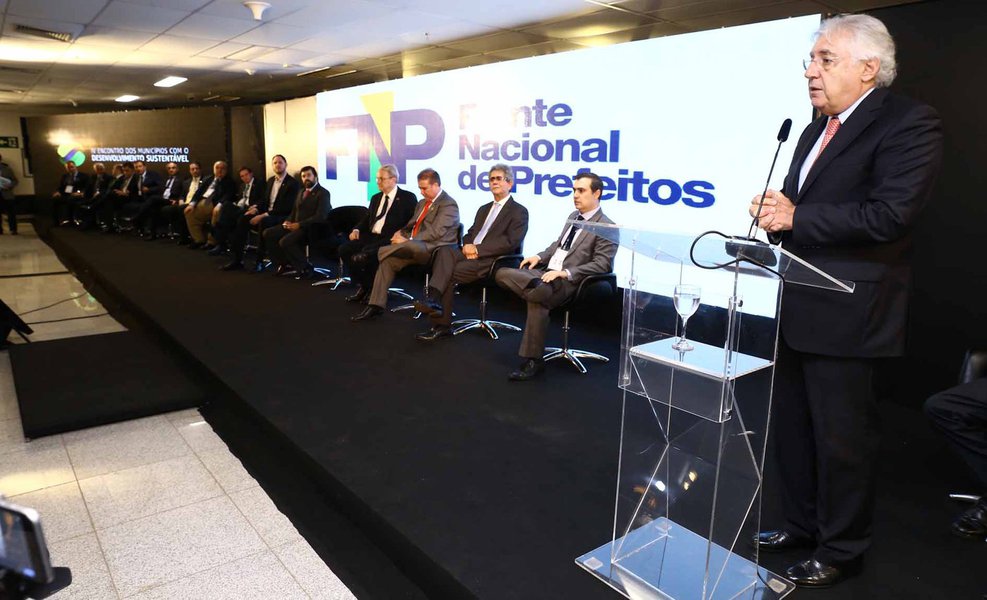 O presidente do Sebrae, Guilherme Afif Domingos, participou da posse da nova diretoria da Frente Nacional dos Prefeitos (FNP), afirmou que o Sebrae e as prefeituras têm um importante papel no incentivo ao empreendedorismo; "Pequenas empresas e municípios são sinônimos. Todo prefeito tem imensa responsabilidade nas políticas públicas e sociais, e não existe política pública de sucesso se ela não gera trabalho e renda", afirmou Afif, ao falar que quem segura o emprego no Brasil e nas cidades são os pequenos negócios