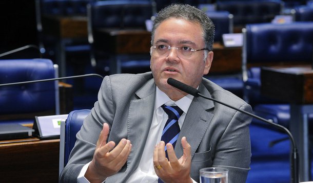 A chegada do senador do Maranhão, Roberto Rocha, ao PSDB, após ser expulso do PSB, deve causar uma verdadeira debandada no ninho tucano maranhense; cogitam sair do partido o vice-governador Carlos Brandão, o secretário de Desenvolvimento Social, Neto Evangelista, o prefeito de São José de Ribamar, Luís Fernando Silva, além de diversas lideranças políticas do Estado; Rocha foi expulso do PSB, após votações contrárias à orientação do partido, como no caso da Reforma Trabalhista de Michel Temer