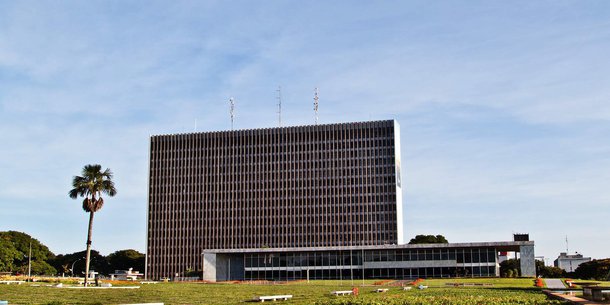 Uma década após o primeiro edital da Terracap, o governo do Distrito Federal retomará a venda direta de terrenos em condomínios; a empresa lançará no próximo dia 30 as regras para a negociação dos lotes do Ville de Montagne, no Lago Sul; o preço médio dos imóveis será de R$ 205,7 mil, mas haverá desconto de 15% para quem quitar a dívida à vista, baixando o preço para R$ 174,8 mil; segundo estimativa do governo, cerca de 10% dos ocupantes pagarão à vista para ter desconto, o que representará uma arrecadação de cerca de R$ 112 milhões com a venda direta