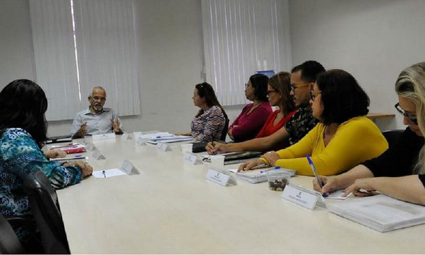 O prefeito Edvaldo Nogueira reuniu a equipe diretiva da Secretaria Municipal da Saúde, para tratar do andamento das atividades na pasta; participaram do encontro a secretária interina da Saúde, Waneska Barboza, e diretores e coordenadores de rede da secretaria; “Foi uma reunião muito positiva, pois dialogamos sobre o trabalho da secretaria e da importância de manter o planejamento já estabelecido. Reafirmei nosso compromisso em melhorar a prestação do serviço de saúde ao cidadão aracajuano. Apresentamos a secretária interina, Waneska Barboza, ao conjunto da equipe e pedimos o envolvimento ainda maior de todos. Nosso foco está na continuidade do trabalho, para evitar problemas e dar prosseguimento ao que vem sendo planejado”, afirmou Edvaldo