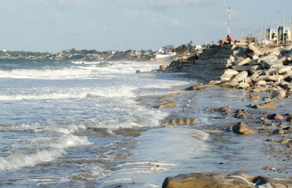 Naumi Amorim (PMB), prefeito do município de Caucaia, assina nesta segunda (10) ordem de serviço para o início das obras de contenção e recuperação da praia do Icaraí. Serão construídos 310 metros da chamada Big Bag Wall, que consiste na construção de degraus que barram o avanço do mar e, com o tempo, vão retendo a areia das ondas e reconstruindo a faixa de areia. O investimento total é de R$ 3,7 milhões