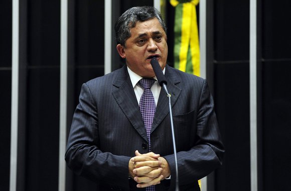 O deputado federal José Guimarães (PT-CE), líder da minoria, afirmou que as prioridades da discussão sobre a reforma política são a mudança do sistema eleitoral, com a criação do chamado distritão e o financiamento público de campanha. Ele informou que a bancada petista deve realizar uma reunião, na manhã de hoje (22), para debater os pontos mais polêmicos da reforma. O assunto vai dominar as discussões, no Plenário da Câmara, a partir desta terça-feira. Para que as mudanças da legislação passem a valer já nas eleições de 2018, precisam ser aprovadas até a primeira semana de outubro
