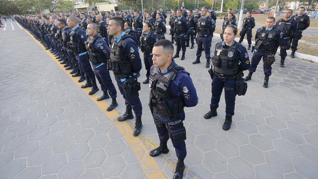 O Conselho de Segurança Pública do Ceará (Conseg-CE) defende que os poderes Legislativo e Judiciário façam licitações e contratem empresas de segurança para que os policiais militares cedidos sejam devolvidos à atividade de policiamento ostensivo; decisão foi discutida em reunião com representantes da Polícia Militar, Polícia Civil, Ministério Público do Estado e Ordem dos Advogados do Brasil, secção Ceará (OAB-CE)