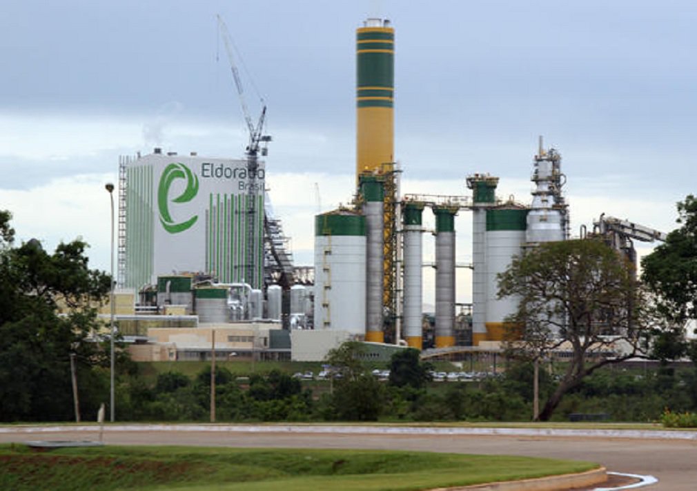A Arauco, unidade do grupo chileno Copec, apresentou uma proposta pela Eldorado Celulose, controlada pela J&amp;F Investimentos; atualmente, a família Batista controla 81% da Eldorado por meio da holding J&amp;F Investimentos, com o restante da empresa pertencendo a dois fundos de pensão; a Eldorado é um dos principais ativos da J&amp;F colocados à venda, depois que os irmãos Joesley e Wesley Batista se envolveram em escândalo de corrupção