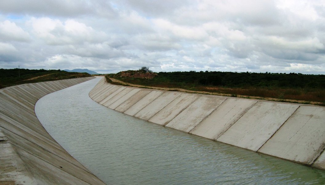 As obras do Canal do Sertão - construído para levar água para agricultores das regiões do Agreste e Sertão alagoano, de acordo com investigações da Operação Lava Jato, serviram como meio para negociação do pagamento de propina a políticos alagoanos; no detalhamento de como funcionou o esquema, o STF divulgou que a troca de influência entre a empresa Odebrecht nas obras resultou no financiamento de políticos