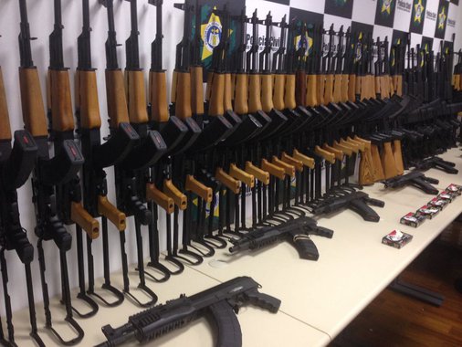 Investigação da Polícia Civil do Rio de Janeiro revela que uma empresa localizada em Alagoas é uma das responsáveis pela importação ilegal de fuzis entre os Estados Unidos e o Brasil; armas foram apreendidas no Aeroporto Internacional do Rio e seriam distribuídas para traficantes das comunidades cariocas