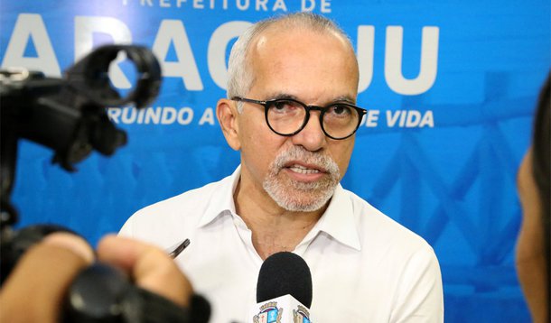 Prefeito Edvaldo Nogueira realizou a entrega de 600 tablets aos agentes comunitários de Saúde, em solenidade que lotou o auditório do Centro Administrativo do município; aparelhos darão mais agilidade ao serviço do agente, além de fornecer ao sistema de saúde um diagnóstico mais completo da realidade dos usuários