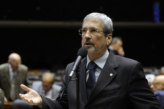 Rejeitado pelo PMDB, o ministro da Secretaria de Governo, Antônio Imbassahy, negocia sua volta para o DEM, seu partido original; de acordo com o ex-prefeito de Salvador, ele não teve o nome bem recebido pelo PMDB para uma possível chapa majoritária; Imbassahy achou que sua proximidade com Michel Temer carimbaria seu passaporte para o PMDB, mas faltou combinar com os baianos; cotado para uma vaga no Senado, o deputado Lúcio Vieira Lima não faz cerimônia para o tucano: "Será muito bem-vindo no PMDB, mas como militante, não como candidato a vaga majoritária pelo partido. O partido tem nomes que estão na frente da fila", diz Lúcio