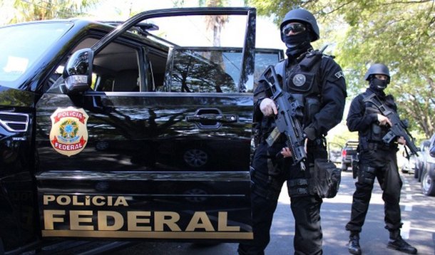 A Polícia Federal cumpre 15 mandados de prisão temporária contra suspeitos de tráfico de drogas no município de Itaboraí, na região metropolitana do Rio de Janeiro; também estão sendo cumpridos 12 mandados de busca e apreensão e dois de condução coercitiva.