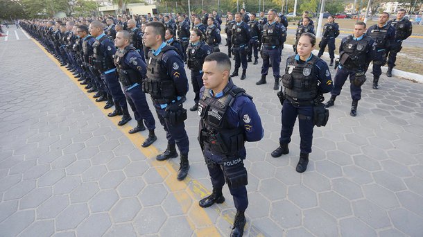 O Conselho de Segurança Pública do Ceará (Conseg-CE) defende que os poderes Legislativo e Judiciário façam licitações e contratem empresas de segurança para que os policiais militares cedidos sejam devolvidos à atividade de policiamento ostensivo; decisão foi discutida em reunião com representantes da Polícia Militar, Polícia Civil, Ministério Público do Estado e Ordem dos Advogados do Brasil, secção Ceará (OAB-CE)