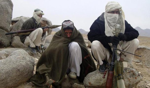 Membros do grupo extremista Taliban invadiram uma base militar no sul do Afeganistão e matou ao menos 43 soldados, segundo o Ministério de Defesa afegão; dos 60 soldados trabalhando na base da província de Kandahar, 43 morreram, 9 ficaram feridos e 6 desapareceram depois que os militantes atacaram a base durante a noite, disse o ministério em comunicado