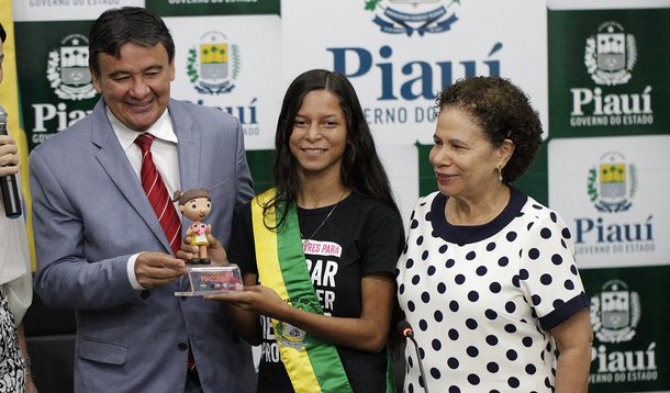 A  estudante Andréia de Sousa Eugênio foi empossada governadora do Piauí por um dia; iniciativa é parte da campanha #MeninasOcupam, que tem a finalidade de apoiar a causa do empoderamento das meninas e a igualdade de gênero; “O melhor de tudo isso é a forma que ela está lidando com as dificuldades e observar uma jovem de 15 anos governar mais de 3 milhões de pessoas. No primeiro mandato da Andréia, ela organizou uma campanha de combate pela violência contra a mulher, que resultou na imensa campanha da Massinha e agora, nesse segundo mandato, ela tem projetos para a comunidade rural, biblioteca e sistemas de abastecimento de água”, elogiou o governador Wellington Dias