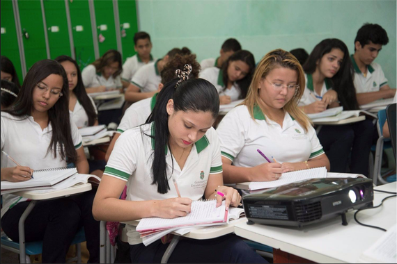 Estão em destaque 84 unidades de ensino a alunos dos anos iniciais da educação básica (1º ao 5º ano fundamental) e 31 escolas cearenses para estudantes do segundo ciclo (6º ao 9º ano fundamental). Os números colocam o Ceará como o estado brasileiro com o maior número de escolas de baixa renda classificadas como excelentes. O mapeamento tem como base o exame Prova Brasil