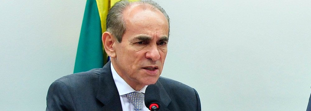 Ao contrário de outros caciques peemedebistas do Piauí, que "mergulharam" esquivando-se de comentar o escândalo que abalou Brasília e ameaça o derrubar governo Temer – depois do "grampo" feito pelo dono do Grupo JBS, empresário Joesley Batista -, o presidente do PMDB, deputado federal Marcelo Castro, considera "difícil" a situação de Michel Temer; "Se meu querido e falecido pai estivesse lá, minha postura seria essa....a lei é para todos, desde o mais humilde dos brasileiros até ao presidente da República. Quem estiver fora da lei não tem conversa tem que ir para os rigores da lei", jura