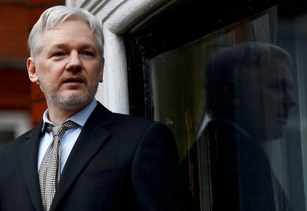 Fundador do WikiLeaks, Julian Assange, afirmou nesta quinta-feira, 9, que a iniciativa é para permitir que as empresas consertem falhas em seus programas que permitem espionagem pela Agência Central de Inteligência dos Estados Unidos (CIA); "Considerando o que pensamos ser a melhor maneira de proceder e ouvindo os pedidos de alguns dos fabricantes, decidimos trabalhar com eles para lhes dar acesso exclusivo a detalhes técnicos adicionais que temos para que os consertos possam ser desenvolvidos e implantados, de forma que as pessoas possam ficar protegidas", disse Assange durante uma coletiva de imprensa transmitida via Facebook