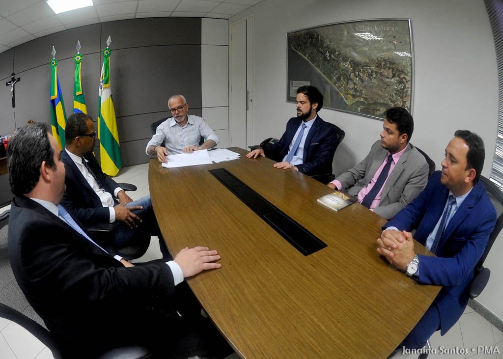 O prefeito de Aracaju, Edvaldo Nogueira (PCdoB) anunciou a sanção de três novas leis para atualizar e desburocratizar os serviços da Secretaria da Fazenda da cidade; a primeira permitirá ao município cobrar o Imposto Sobre Serviço (ISS) de algumas atividades cujo recolhimento estava centralizado em “paraísos fiscais”; o segundo projeto trata sobre a Substituição Tributária; já o terceiro projeto de lei trata da comunicação eletrônica entre a Secretaria Municipal da Fazenda e os contribuintes, instituindo o domicílio eletrônico