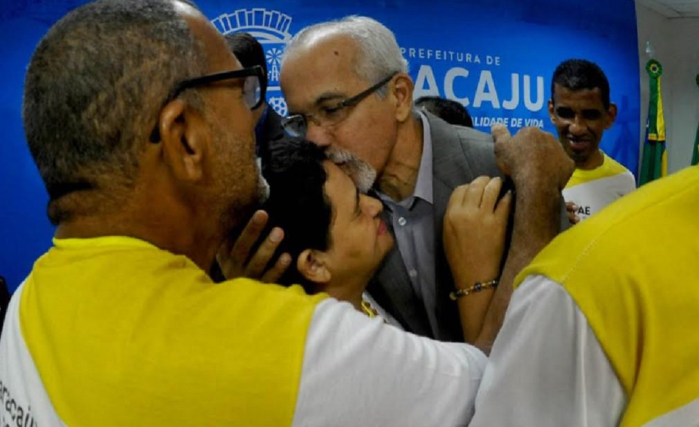 Prefeitura de Aracaju, através da Secretaria Municipal de Saúde, firmou, nesta terça-feira, um convênio com a Associação de Pais e Amigos dos Excepcionais (APAE) do município; os recursos, no montante de R$ 140 mil mensais, são oriundos do Ministério da Saúde e serão utilizados em serviços ambulatoriais, na área de procedimentos clínicos e terapêuticos, na modalidade física e intelectual, para pessoas com deficiência; cerca de 20 atendidos pela associação participaram da solenidade