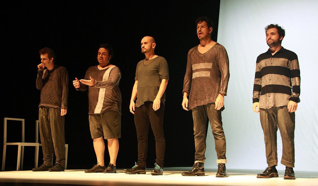 A produção da peça teatral “Portátil”, do coletivo Porta dos Fundos, cancelou as apresentações que faria neste sábado e domingo no Teatro Bradesco, na Barra da Tijuca, Zona Oeste do Rio de Janeiro; a produção alegou "questões de segurança"; "Algumas pessoas nos procuraram para saber se haveria espetáculo mesmo com a possibilidade de greve da PM no Rio. Diante da situação de insegurança, a produção decidiu cancelar as apresentações dos dias 11 e 12 de fevereiro", diz o comunicado