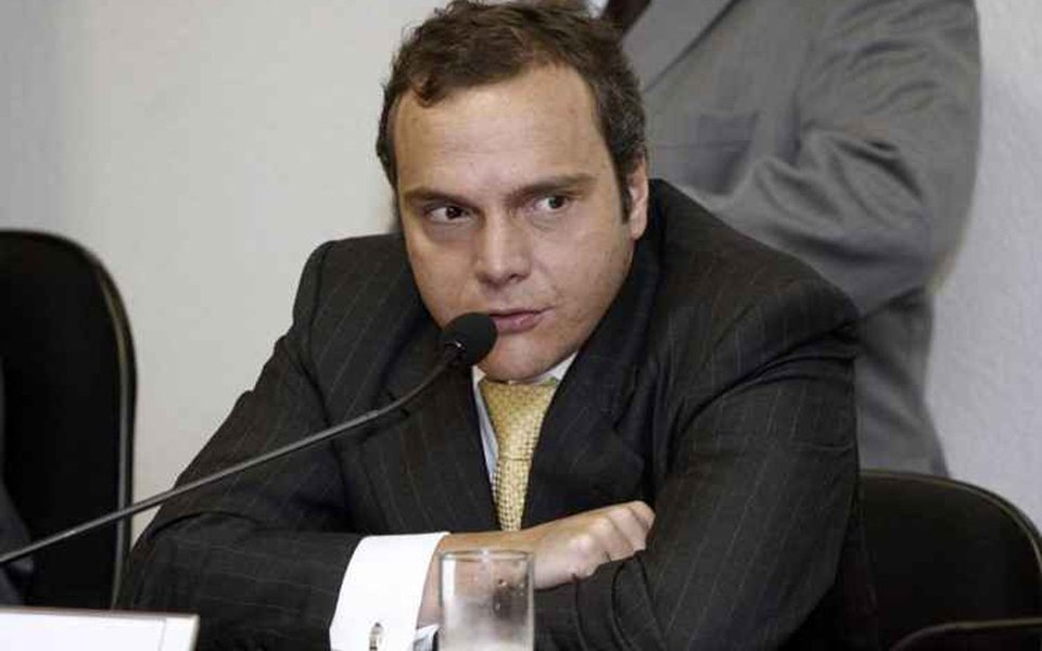 O acordo de delação premiada do doleiro Lúcio Funaro com a PGR prevê o cumprimento de prisão em regime fechado em presídio de dois anos e o pagamento de uma multa aos cofres públicos de R$ 45 milhões; os outros 28 anos da pena serão cumpridos pelo doleiro em prisão de regime domiciliar, prestação de serviços à comunidade e estudos definidos com o MPF; o tempo que Funaro vai se dedicar aos estudos e aos serviços reduzirá parte da pena; Funaro é apontado como operador de propinas do PMDB