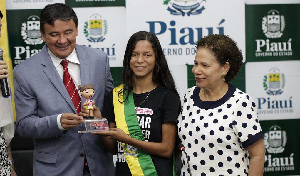 A  estudante Andréia de Sousa Eugênio foi empossada governadora do Piauí por um dia; iniciativa é parte da campanha #MeninasOcupam, que tem a finalidade de apoiar a causa do empoderamento das meninas e a igualdade de gênero; “O melhor de tudo isso é a forma que ela está lidando com as dificuldades e observar uma jovem de 15 anos governar mais de 3 milhões de pessoas. No primeiro mandato da Andréia, ela organizou uma campanha de combate pela violência contra a mulher, que resultou na imensa campanha da Massinha e agora, nesse segundo mandato, ela tem projetos para a comunidade rural, biblioteca e sistemas de abastecimento de água”, elogiou o governador Wellington Dias