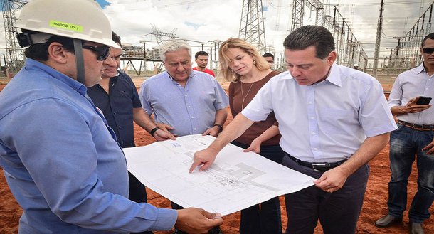 Governador Marconi Perillo lançou a pedra fundamental da obra de reforço da Subestação de Luziânia (Entorno do Distrito Federal), com a construção de um Compensador Estático, orçada em R$ 98 milhões; a obra, com previsão de entrega para agosto de 2018, "vai garantir eficiência energética para toda a região do Entorno de Brasília e para atender uma demanda grande de Cristalina em relação aos pivôs, além de garantir eficiência energética para as famílias, o comércio e a indústria", ressaltou o governador; recursos são provenientes da Celg G&amp;T e do Tesouro Estadual, por meio do Programa Goiás na Frente