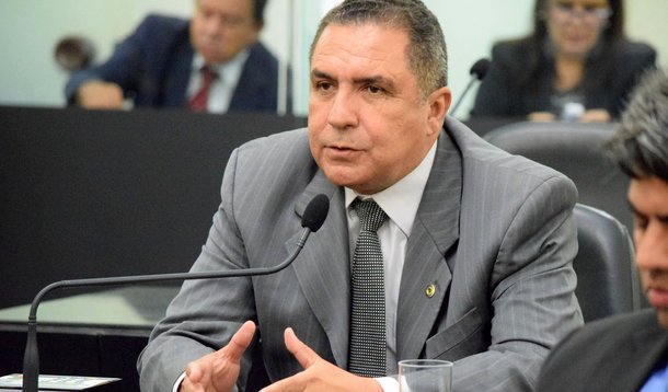 Tramita na Assembleia Legislativa de Alagoas projeto de lei, de autoria do deputado estadual Inácio Loiola (PSB), determinando que as novas construções de prédios, centros comerciais ou condomínios residenciais ficam obrigadas a instalarem sistemas de captação, armazenamento e utilização de energia solar e de água da chuva; o projeto ainda especifica os materiais a serem utilizados pelas construtoras; justificativa é a crise energética e hídrica e questões socio-ambientais
