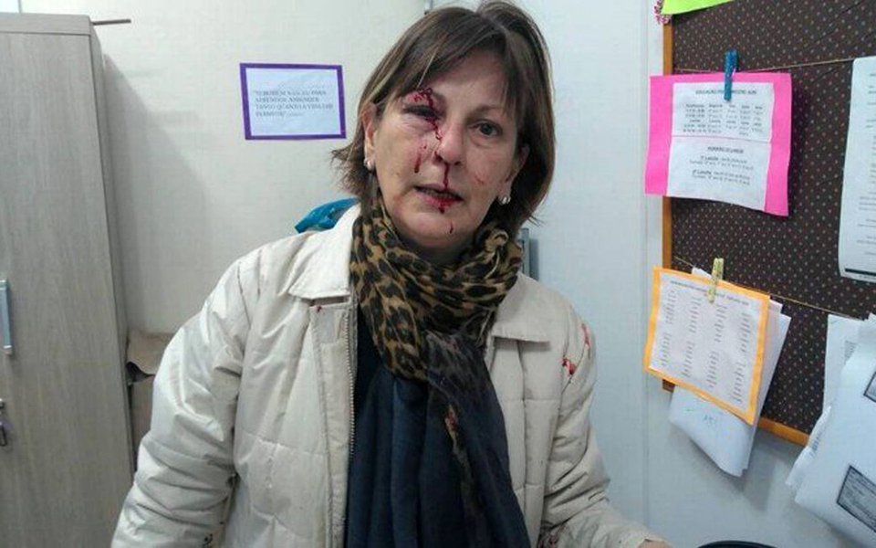 Esta solidariedade tem que ultrapassar momentos marcados pelas fúteis expressões "nossa", "que horror", "isso tem que acabar" para se transformar em energia revolucionária para impulsionar as mudanças que nossa realidade exige. Esse é o grito que a colega brada. Esse é o juízo que deve se afirmar para sempre. A educação pede mudanças porque o Brasil e os trabalhadores gritam por transformações