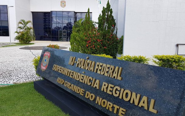 Polícia Federal e o Ministério Público Federal no Rio Grande do Norte deflagraram nesta quarta-feira (30) uma operação, cujo alvo é um grupo que articularia a compra e venda de votos de magistrados membros de um turma do Tribunal Regional Federal da 5ª Região (TRF5); Operação Alcmeon cumpre mandados nas cidades de Natal, Mossoró (RN) e Recife; grupo seria formado por advogados e um ex-desembargador, que intermediariam a venda de votos em sentenças criminais para a libertação de presos, atenuantes de pena e liberação de bens apreendidos; em nota divulgada pela corporação, a PF cita o caso de um ex-prefeito que teve a pena reduzida de 28 anos de prisão para dois anos e oito meses