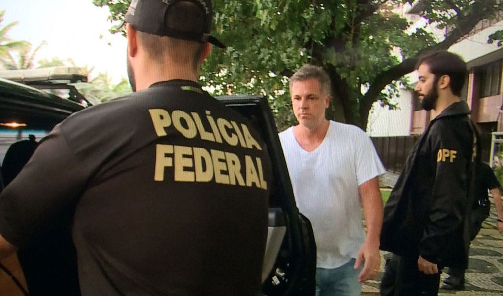 Integrantes da 2ª Turma do Supremo Tribunal Federal (STF) decidiram pela revogação da prisão preventiva do empresário Marco Antônio de Luca, responsável pelo fornecimento de quentinhas para instituições fluminenses, que é acusado de pagar propina ao ex-governador do Rio de Janeiro Sérgio Cabral (PMDB) visando ganhar contratos com o poder público estadual;  votos a favor da revogação da prisão foram dados pelos ministros Gilmar Mendes, responsável pela relatoria do processo, e Dias Toffoli; ministro Edson Fachin votou de forma contrária à libertação do acusado