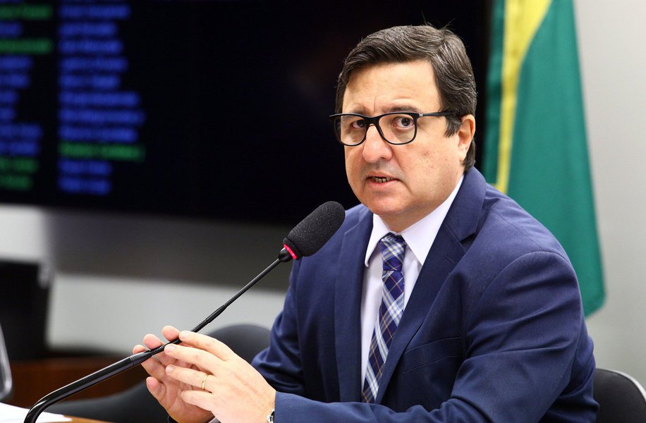 O PSB reúne hoje à noite, os membros do Diretório Nacional para deliberar sobre os processos disciplinares dos três deputados que descumpriram decisão partidária e votaram a favor da reforma trabalhista. O deputado federal Danilo Forte, do Ceará, é um dos que está respondendo o processo. Danilo Forte integra a Comissão de Constituição e Justiça, que deve votar, esta semana, a denúncia contra Michel Temer, e os ministros Eliseu Padilha (Casa Civil) e Moreira Franco (Secretaria-Geral). Aliado de Temer, o parlamentar deve ser substituído na CCJ