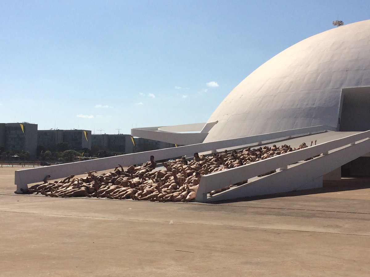 Grupo posou para o fotógrafo Kazuo Okub na rampa do Museu da República, na capital federal; organizadores dizem que é o maior nu artístico do Centro-Oeste