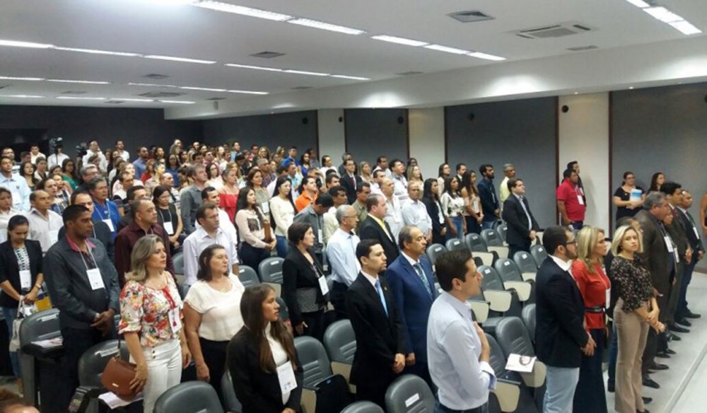 Vereadores da Câmara Municipal de Palmas participaram da cerimônia de encerramento da das Oficinas do Interlegis, no auditório da Assembleia Legislativa, em Palmas; vereadores afirmaram que o Regimento Interno da Câmara Municipal e a Lei Orgânica, datadas de 1999, estão ultrapassados; segundo o parlamentar, Moisemar Marinho (PDT), "muita coisa que foi tratada no Regimento Interno na Lei Orgânica que reforça o crescimento e a evolução através do conhecimento adquirido aqui. Acreditamos que além de fortalecer nossa Câmara Municipal o que aprendemos aqui vai fortalecer a questão da tramitação de projetos de leis"