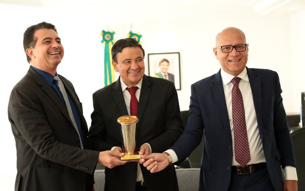 O governador Wellington Dias autorizou a formatação dos documentos para aquisição e processo de licitação dos equipamentos que irão executar o Programa Piauí sem Papel; objetivo é digitalizar os tramites da burocracia estatal; “É um trabalho de modernização, mas principalmente de otimização dos serviços que o Estado presta à população. Isso evita a burocracia do trâmite do processo. A análise é feita dentro do próprio sistema. Além da economia de papel em si, agiliza a qualidade do serviço”, destaca Wellington Dias
