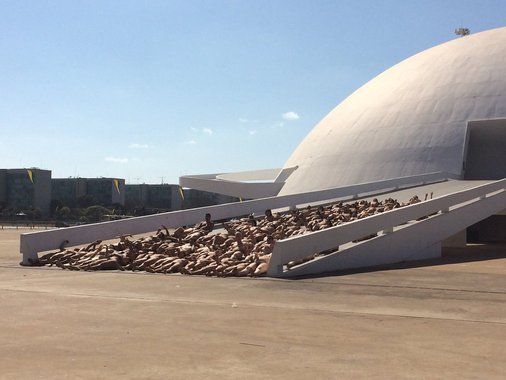 Grupo posou para o fotógrafo Kazuo Okub na rampa do Museu da República, na capital federal; organizadores dizem que é o maior nu artístico do Centro-Oeste