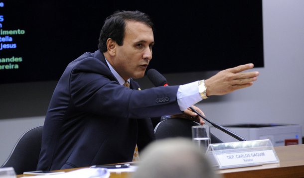 A Executiva Nacional do Podemos pediu o imediato cancelamento da filiação do deputado federal Carlos Gaguim (TO) do partido em consequência da 6ª fase da Operação Ápia, que mira o parlamentar; de acordo com nota enviada pelo partido, o Podemos "apoia a investigação com a ampla apuração dos crimes cometidos e a consequente responsabilização dos envolvidos, para que todos sejam punidos com o máximo rigor da Lei, independentemente de posição ou cargo ocupado"; a operação investiga a suposta existência de uma organização que corrompia servidores públicos e políticos, fraudando licitações e execução de contratos administrativos para obras de terraplanagem e pavimentação asfáltica em rodovias do estado em valores que superaram a R$ 850 milhões
