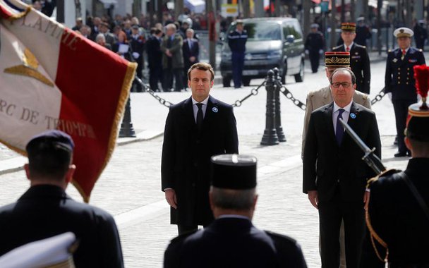 O centrista Emmanuel Macron participou na manhã desta segunda-feira (8) de seu primeiro compromisso como presidente eleito; no Arco do Triunfo, em Paris, ao lado de seu padrinho político François Hollande, ele esteve na cerimônia que celebra a vitória dos Aliados na Segunda Guerra Mundial após a capitulação nazista