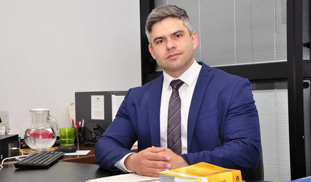 O governador de Minas Gerais, Fernando Pimentel, criou por decreto um programa, lançado na última semana, com o objetivo de acelerar as concessões de licenciamento ambiental no estado; atualmente, existem cerca de 2.200 processos com a análise em atraso nos órgãos do Sistema de Meio Ambiente, número que deve acabar nos próximos cinco anos, conforme a meta do governo; de acordo com o secretário de Estado de Meio Ambiente e Desenvolvimento Sustentável, Germano Vieira, atualmente, o número de análises concluídas chega a uma média mensal de 100 processos e que, com a implantação do plano, esse volume será maior